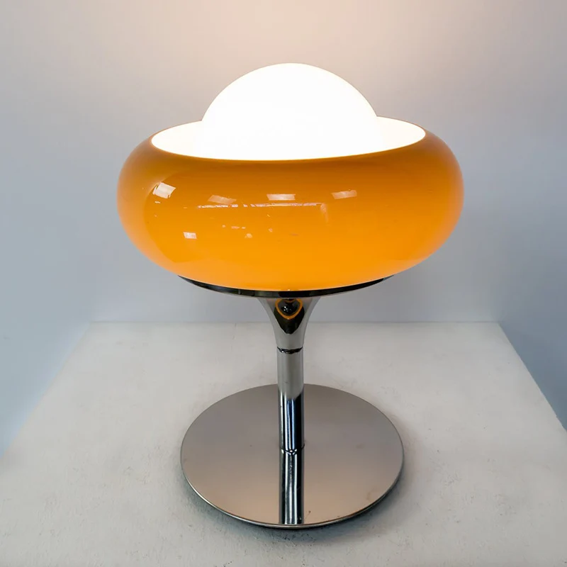 Moderne Tischlampe mit schlankem Metallfuß und sanftem Leuchtenschirm