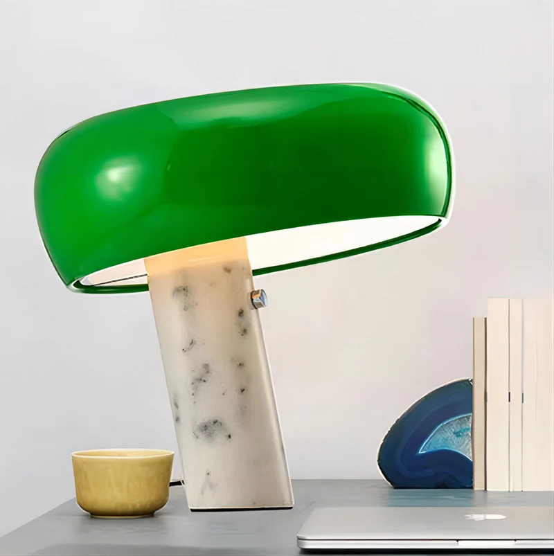 Moderne Tischlampe mit geometrischem Design