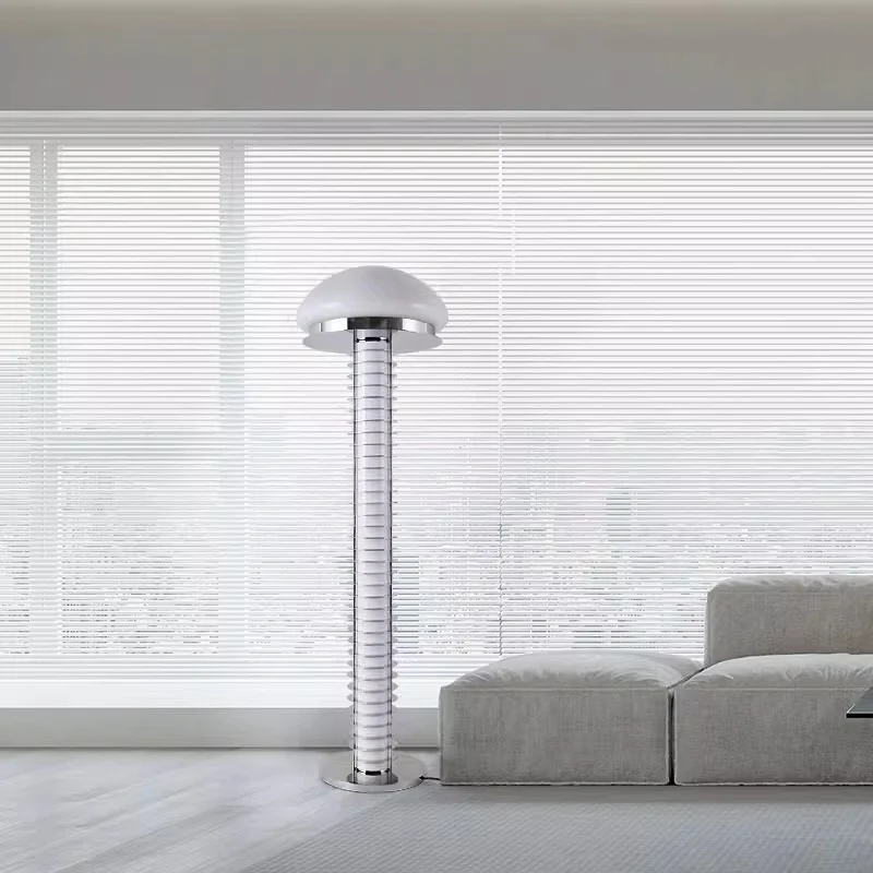 Moderne Tischlampe mit Kuppel-Schirm und sleekem Sockel