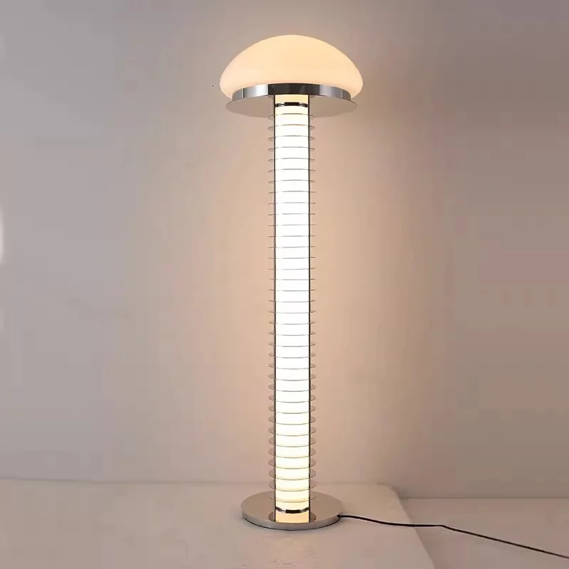 Moderne Tischlampe mit Kuppel-Schirm und sleekem Sockel