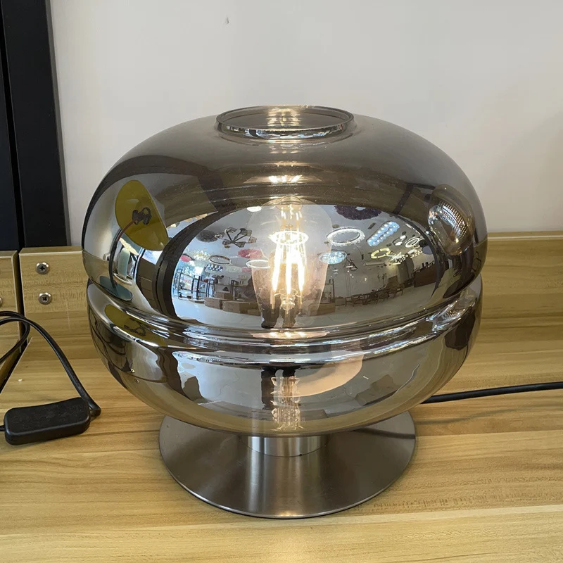 Moderne Tischlampe mit Kristallglas-Schirm