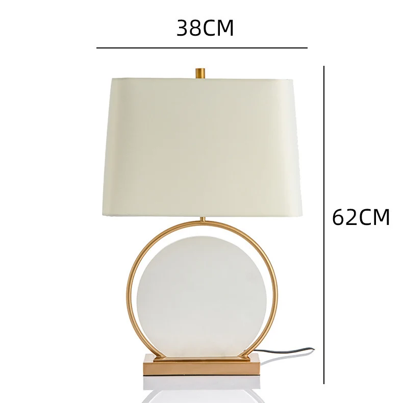 Moderne Tischlampe mit runder Basis und Stoffschirm
