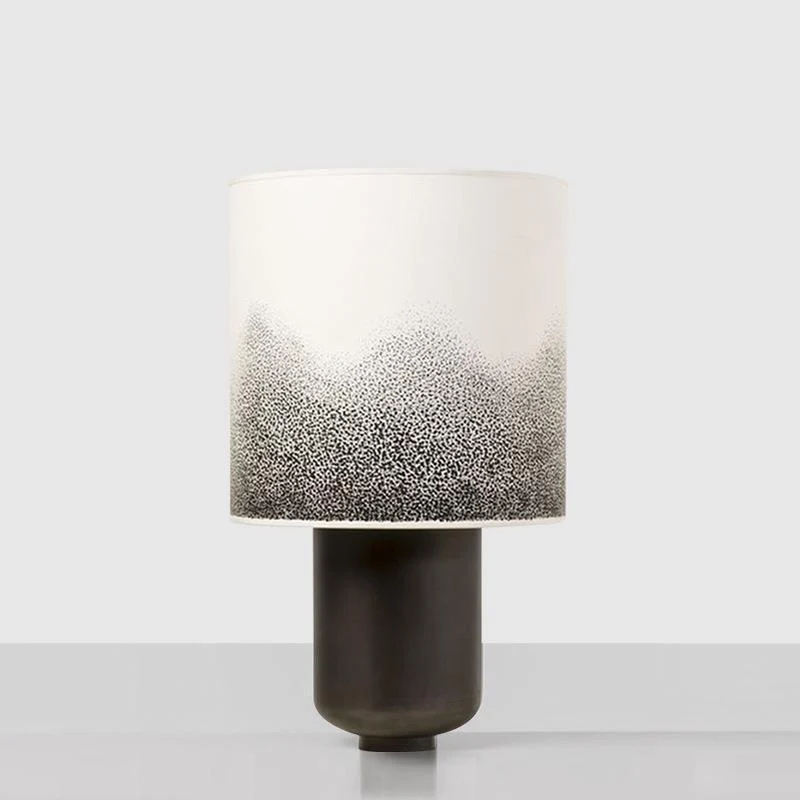 Moderne Tischlampe mit künstlerischem Schirm