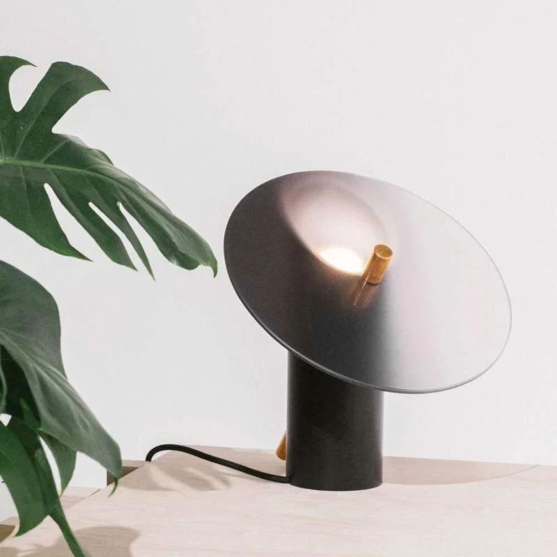 Moderne Tischlampe mit verstellbarem Schirm