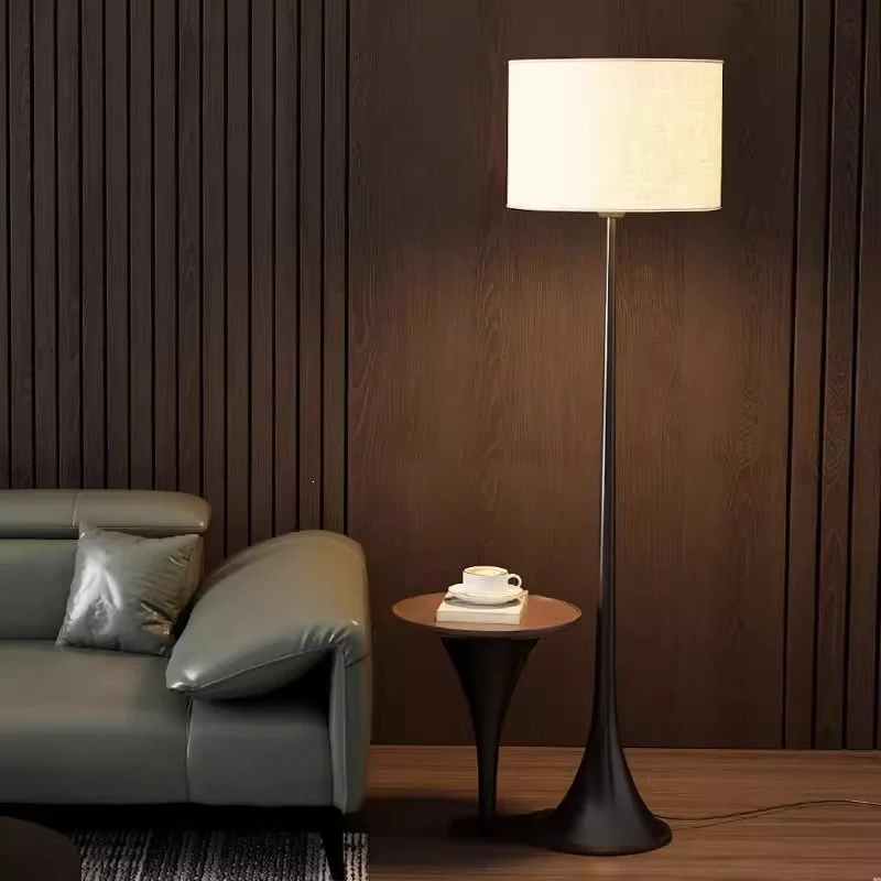 Moderne schlanke Stehlampe