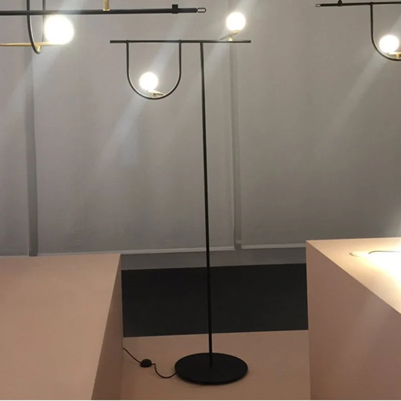 Moderne Multifunktionale Stehlampe mit integriertem Beistelltisch