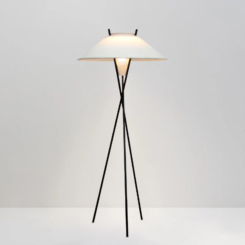 Moderner Minimalistischer Dreibein Stehlampe