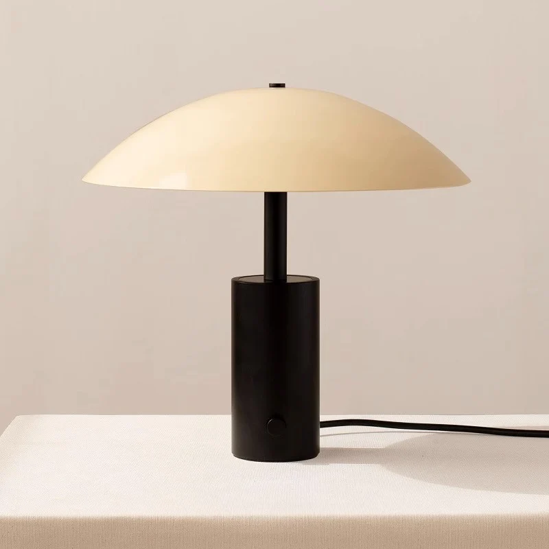 Moderne Minimalistische Tischlampe mit schlankem Design