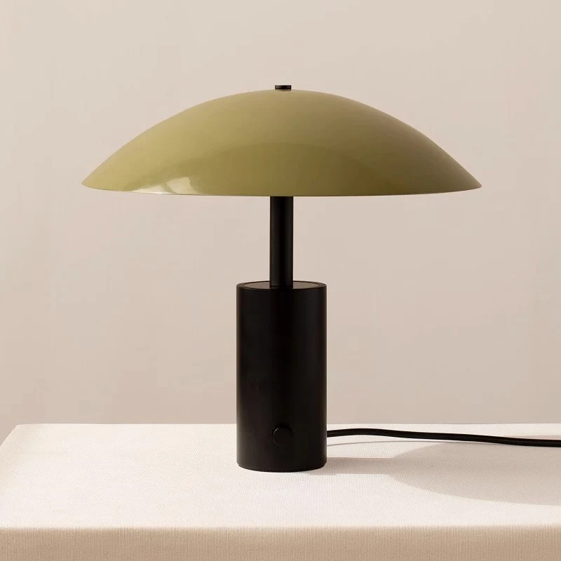 Moderne Minimalistische Tischlampe mit schlankem Design
