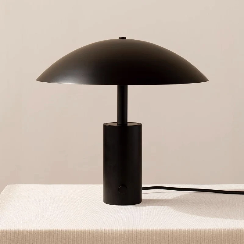 Moderne Minimalistische Tischlampe mit schlankem Design