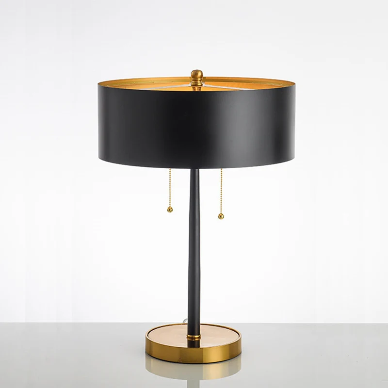Moderne Minimalistische Tischlampe mit goldenen Akzenten
