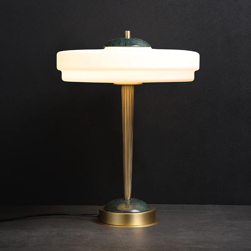 Moderne Minimalistische Tischlampe mit elegantem Globus-Design
