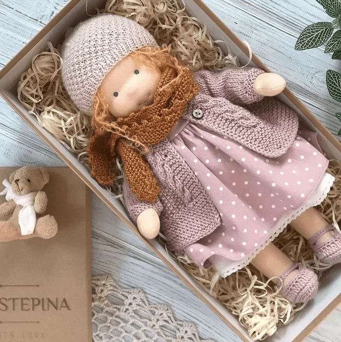 Poppi | Handgefertigte Waldorf Kuschelpuppe | Weich, Bio & Ungiftig