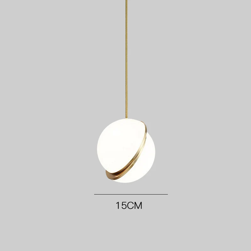 Moderner minimalistischer Pendelleuchte mit eleganten goldenen Akzenten