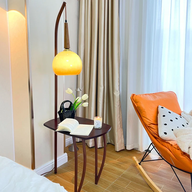Moderner minimalistischer Stehlampe mit integriertem Beistelltisch