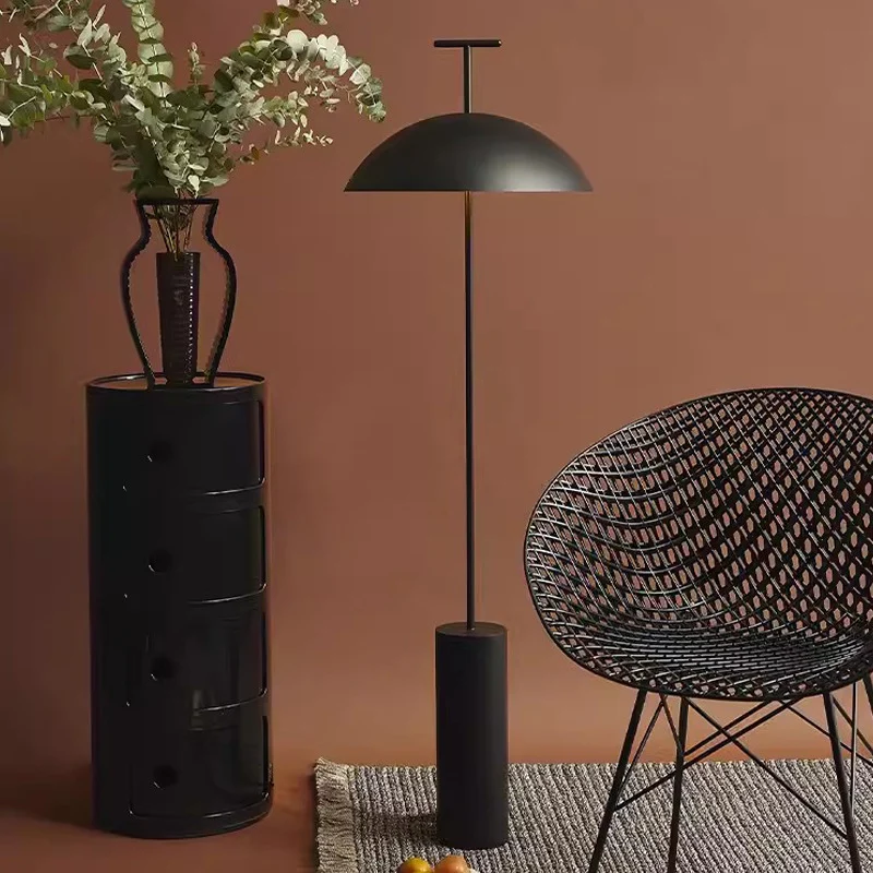Moderner minimalistischer Stehlampe mit zylindrischem Fuß