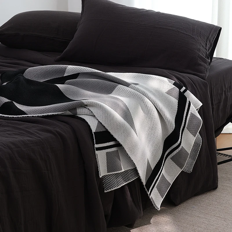 Dekorative gemusterte Strickwurfdecke