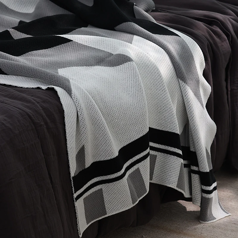 Dekorative gemusterte Strickwurfdecke