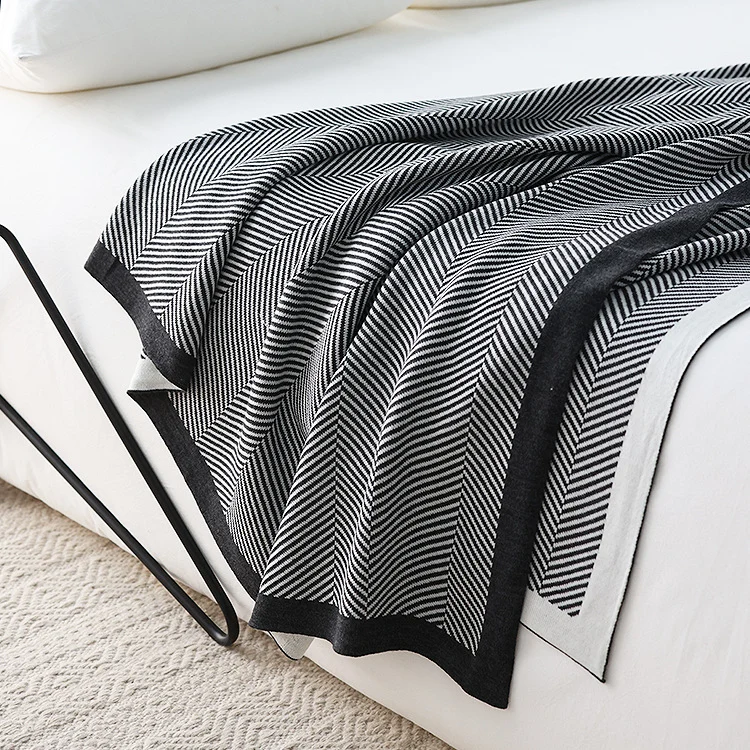 Zeitgenössische Chevron-Strickwurfdecke