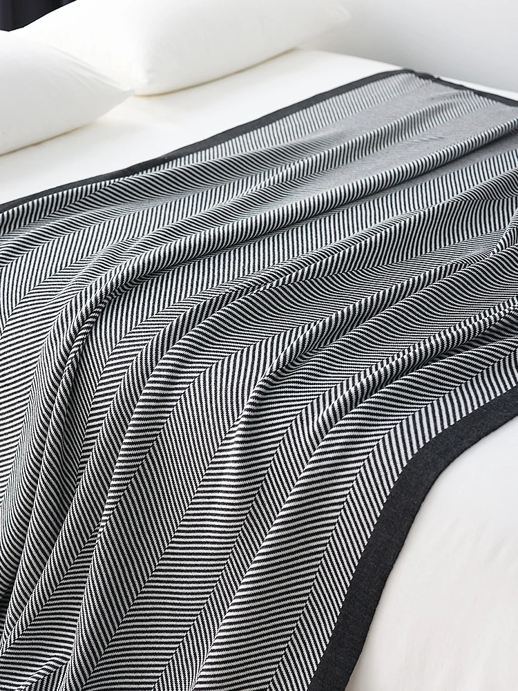 Zeitgenössische Chevron-Strickwurfdecke