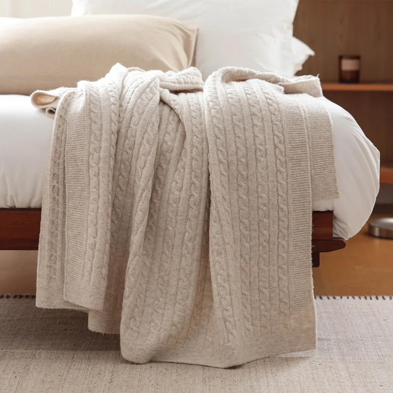 Texturiertes Kabelstrickwurfdecke