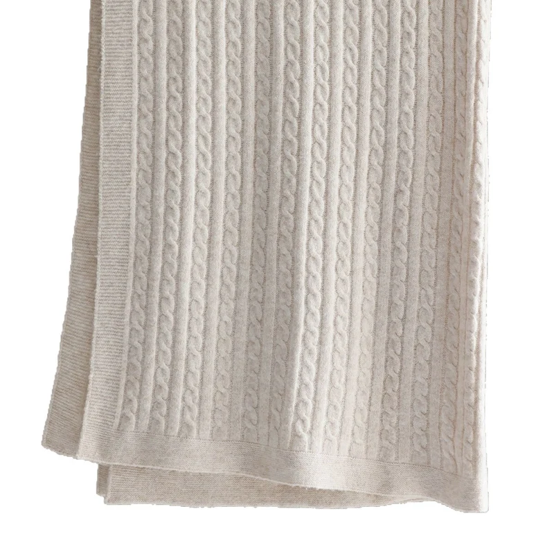 Texturiertes Kabelstrickwurfdecke