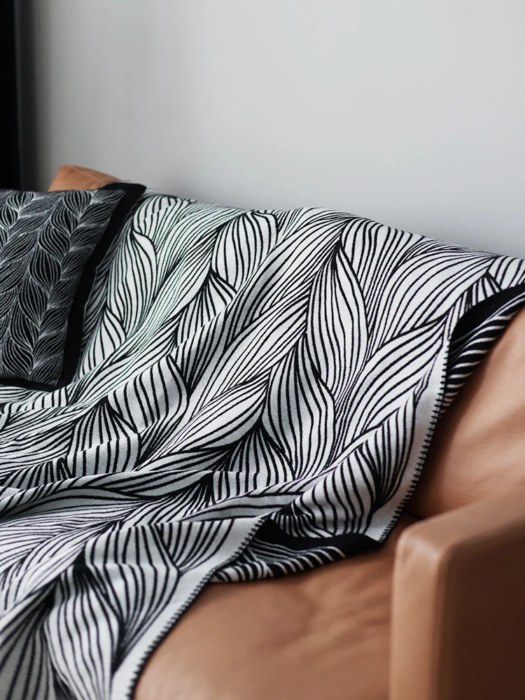 Abstrakt gemusterte Strickwurfdecke