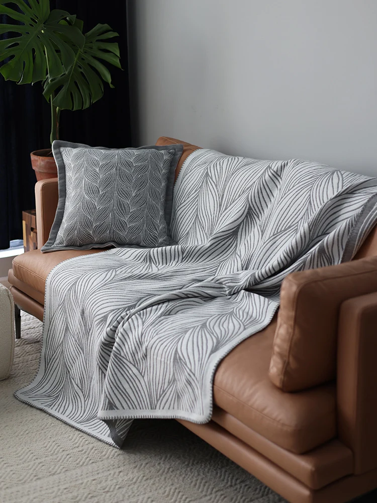 Abstrakt gemusterte Strickwurfdecke