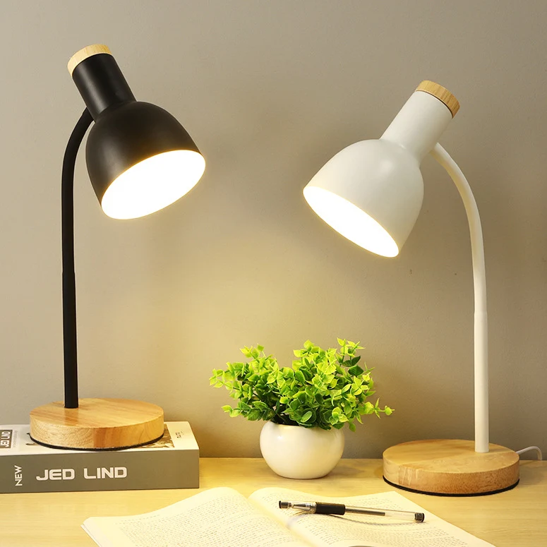 Moderne Schreibtischlampe mit verstellbarem Arm