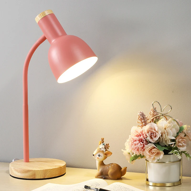 Moderne Schreibtischlampe mit verstellbarem Arm