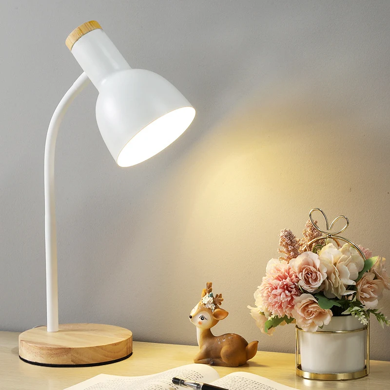Moderne Schreibtischlampe mit verstellbarem Arm