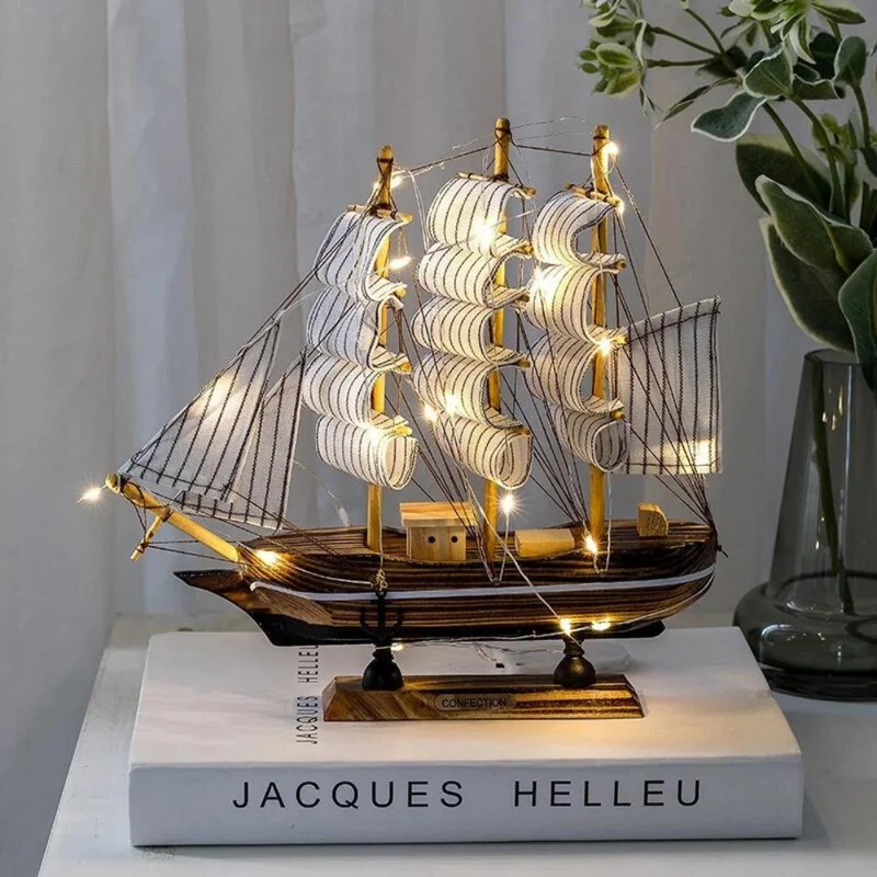 Skanto | Royaleva Nordische Holz-Segelboot-Skulptur - LED-beleuchtetes Deko-Stück, batteriebetrieben