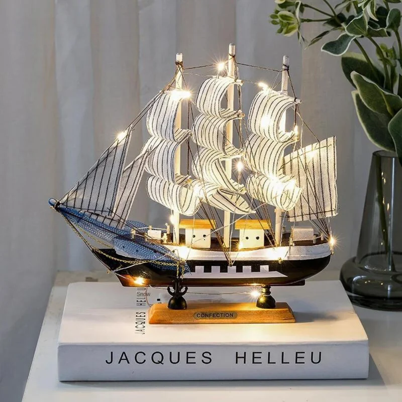 Skanto | Royaleva Nordische Holz-Segelboot-Skulptur - LED-beleuchtetes Deko-Stück, batteriebetrieben