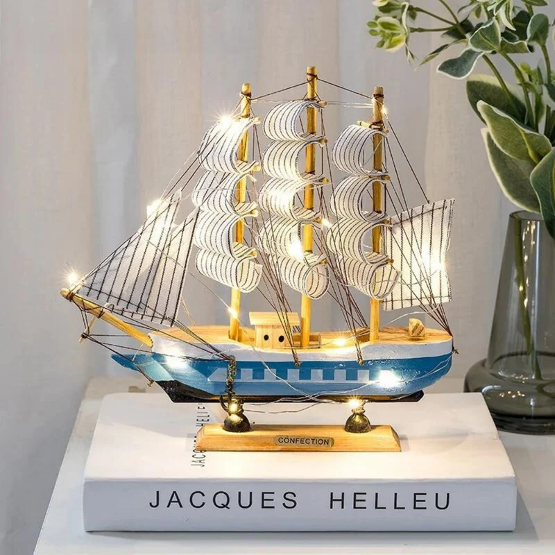 Skanto | Royaleva Nordische Holz-Segelboot-Skulptur - LED-beleuchtetes Deko-Stück, batteriebetrieben
