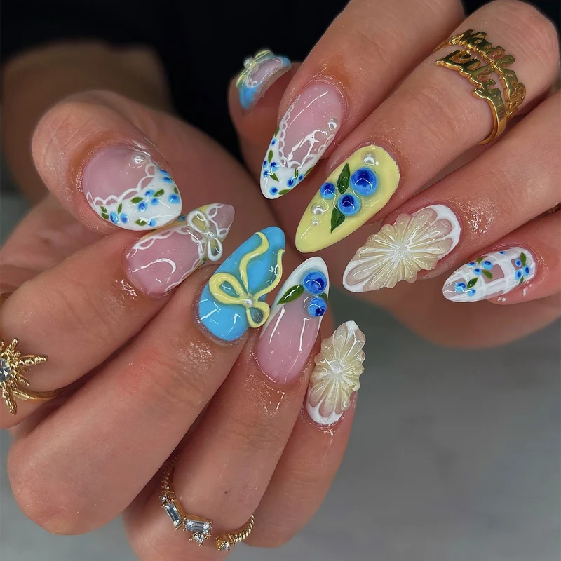 Verspielt mit Blumen verziertes Press-On Nagelset