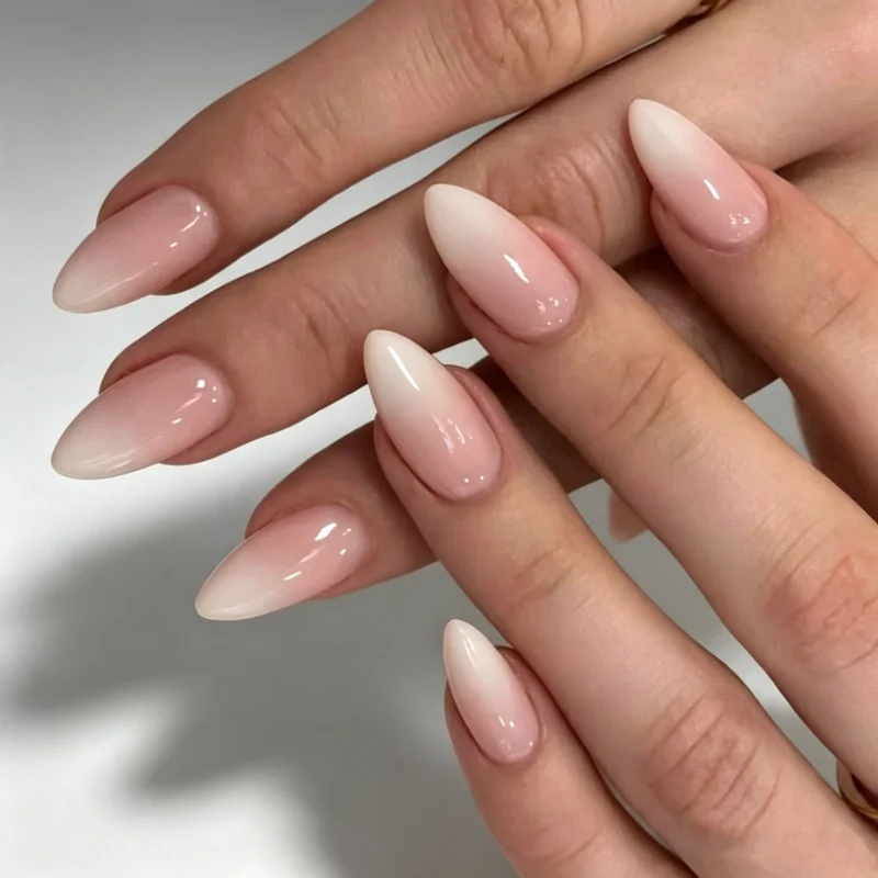 Elegante mandelförmige Gel-Nagelverlängerungen