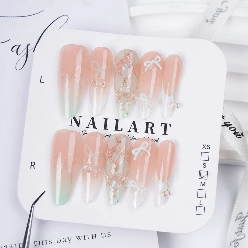 Dekorativer Stiletto Press-On Nagelset