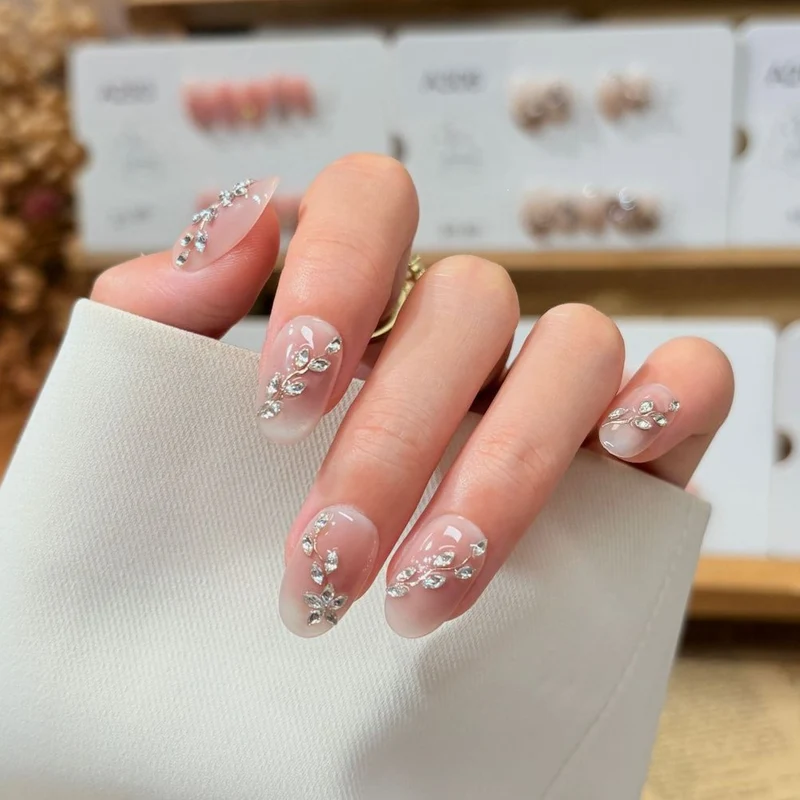 Dekorative Strass-Nagelkunst-Verzierungen