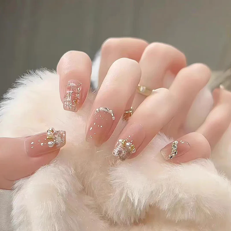 Dekorative Press-On-Nagelspitzen mit Designelementen