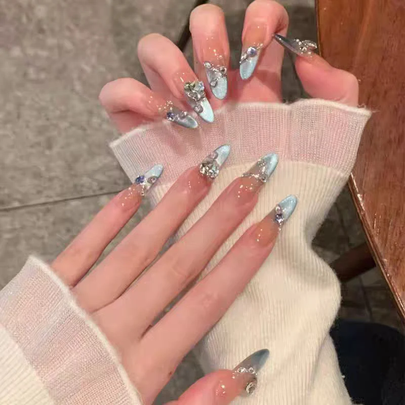Dekorative Druck-Nagelset mit Strass- und Schleifenakzenten