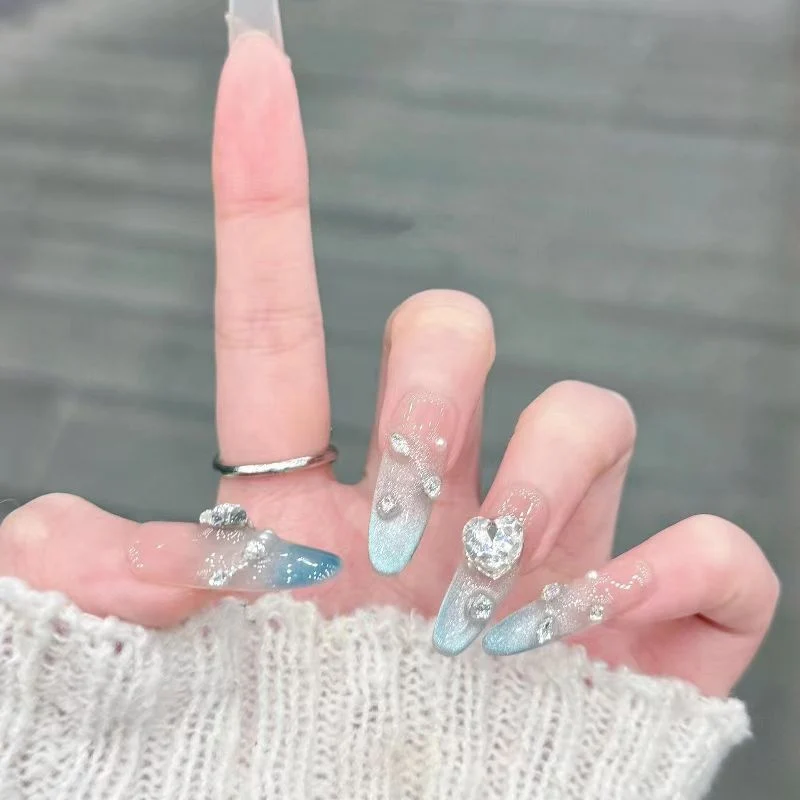 Dekorative Druck-Nagelset mit Strass- und Schleifenakzenten