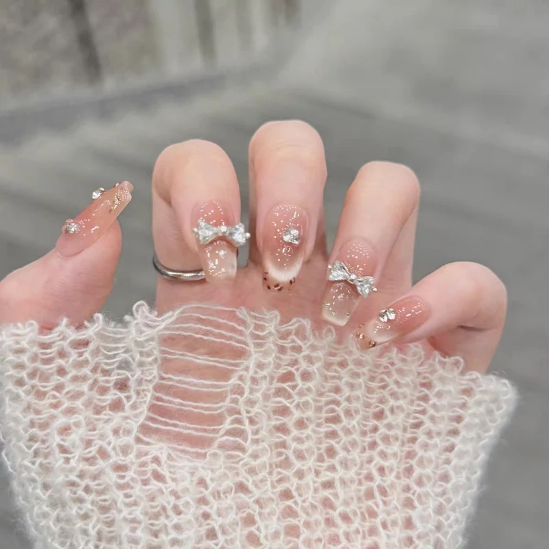 Dekoratives Press-On Nagelset mit Schleifenverzierungen
