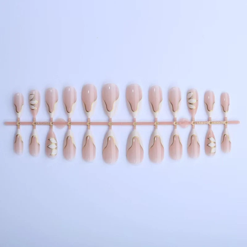 Elegante glänzende French Tip Press-On Nägel mit goldenen Akzenten