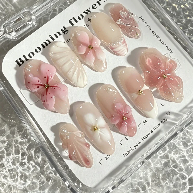 Blumenverzierte Press-On-Nagelkollektion