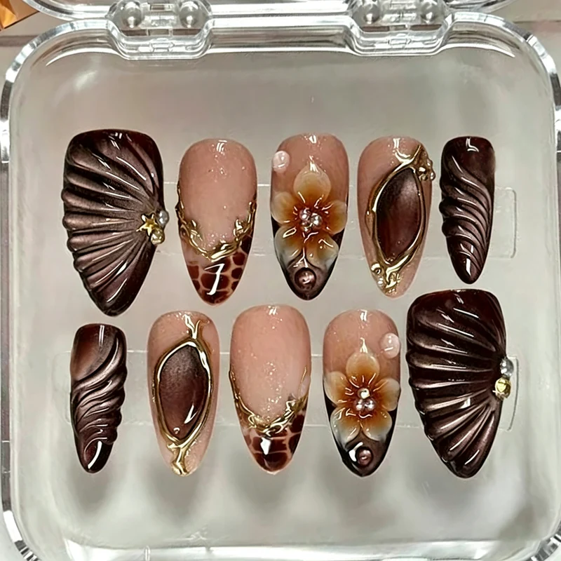 Elegante Blumen- und mit Juwelen geprägte Press-On-Nagelset