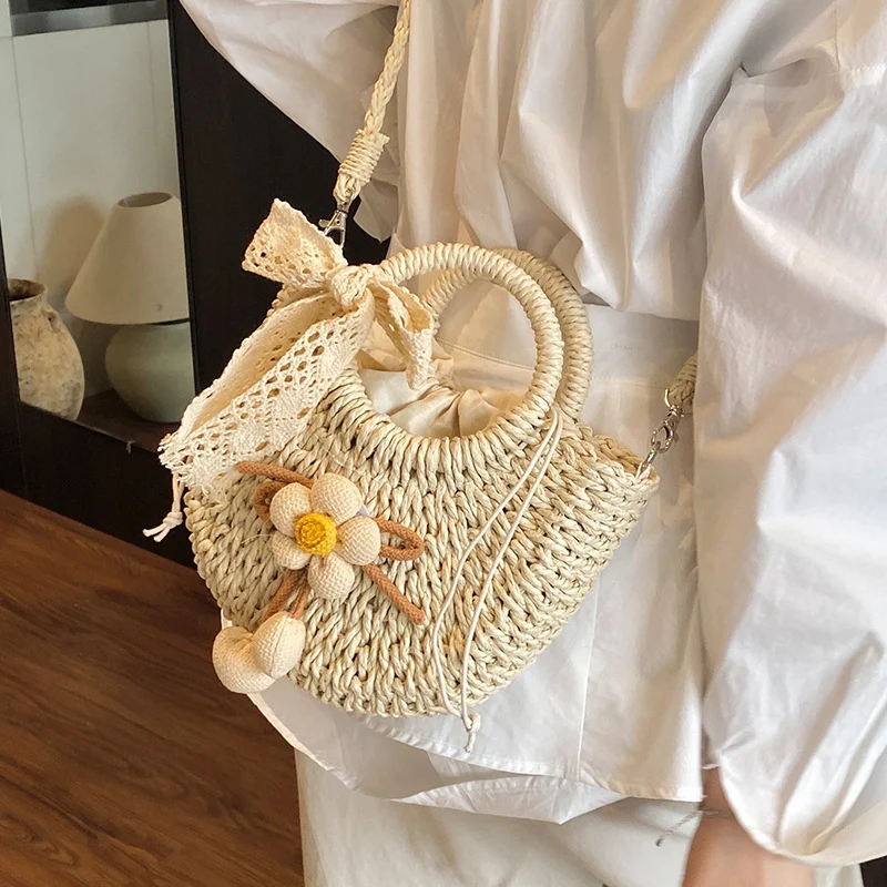 Handgefertigte Blumenakzent-Stroh-Tasche