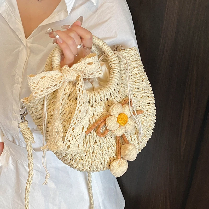Handgefertigte Blumenakzent-Stroh-Tasche