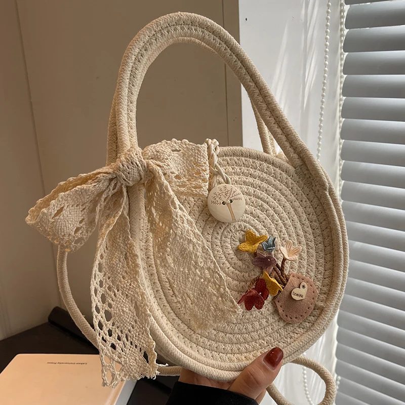 Handgefertigte Blumenakzent-Strohtasche