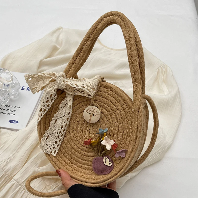 Handgefertigte Blumenakzent-Strohtasche