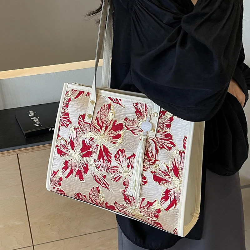 Floral bestickte Handtasche